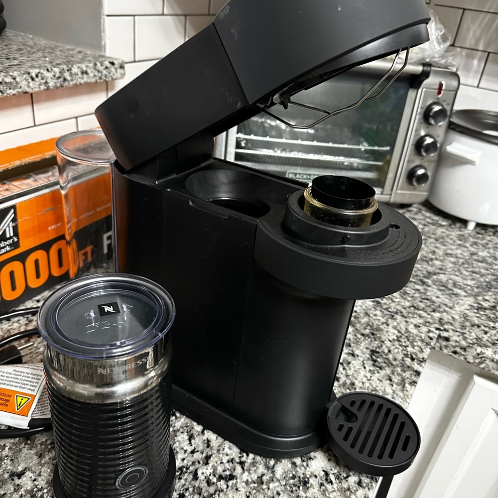 Nespresso Vertuo Next Premium & Milk Frother
